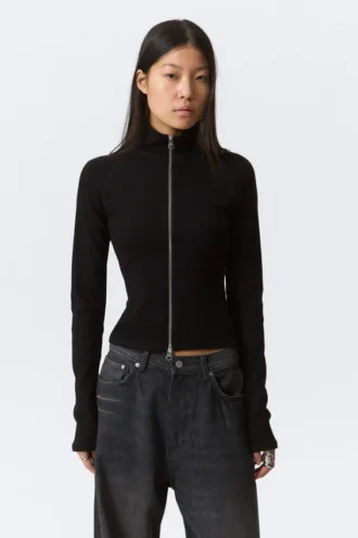 Top ajustado de manga larga con cuello alto y cremallera – Negro