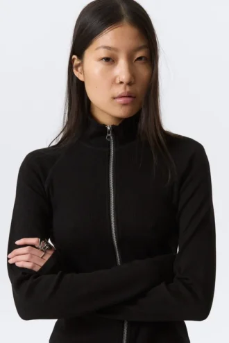Top ajustado de manga larga con cuello alto y cremallera – Negro