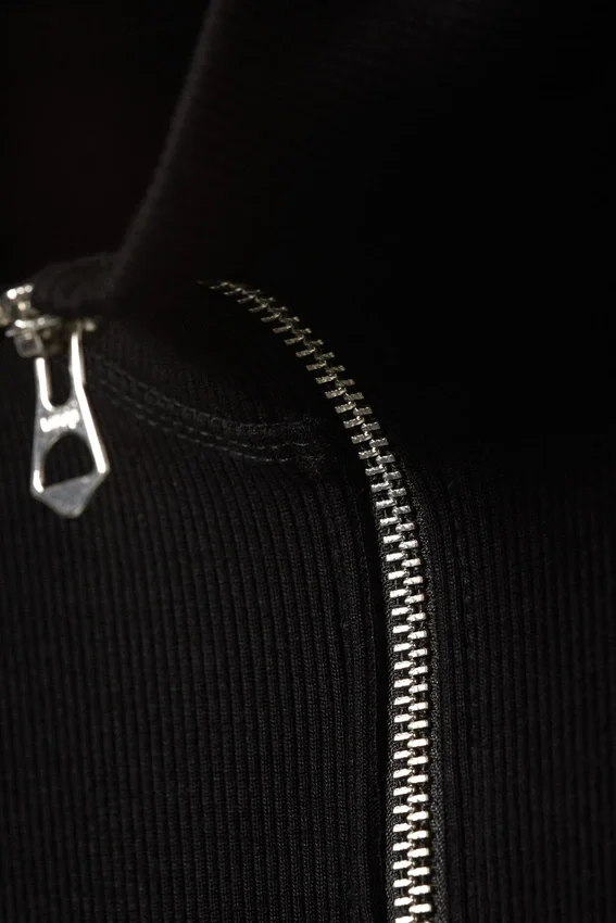 Top ajustado de manga larga con cuello alto y cremallera – Negro Top ajustado de manga larga con cuello alto y cremallera – Negro