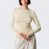 Top ajustado de manga larga con espalda abierta – Beige claro empolvado Top ajustado de manga larga con espalda abierta – Beige claro empolvado