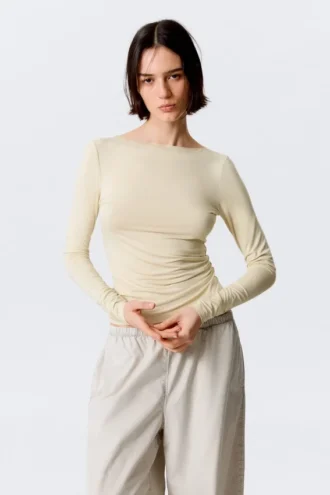 Top ajustado de manga larga con espalda abierta – Beige claro empolvado
