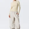 Top ajustado de manga larga con espalda abierta – Beige claro empolvado Top ajustado de manga larga con espalda abierta – Beige claro empolvado