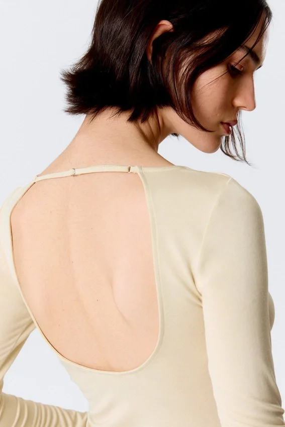 Top ajustado de manga larga con espalda abierta – Beige claro empolvado Top ajustado de manga larga con espalda abierta – Beige claro empolvado