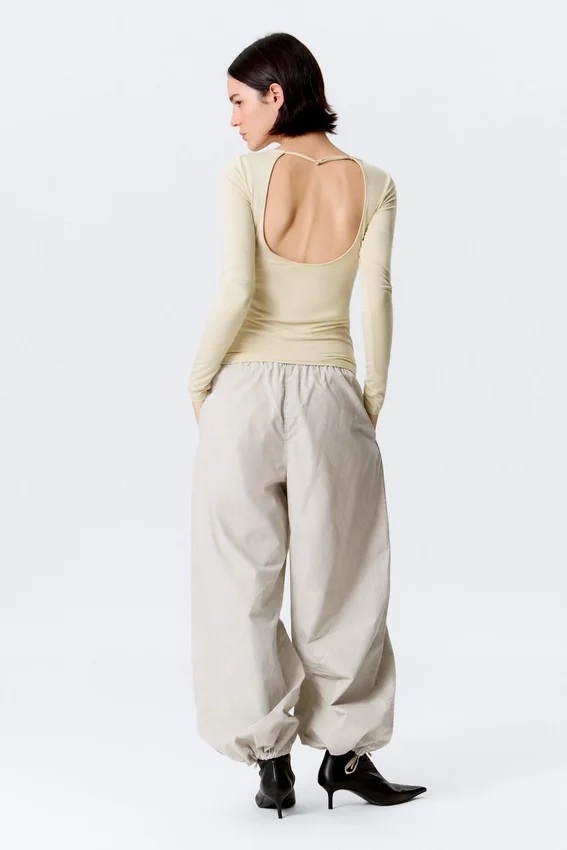 Top ajustado de manga larga con espalda abierta – Beige claro empolvado Top ajustado de manga larga con espalda abierta – Beige claro empolvado