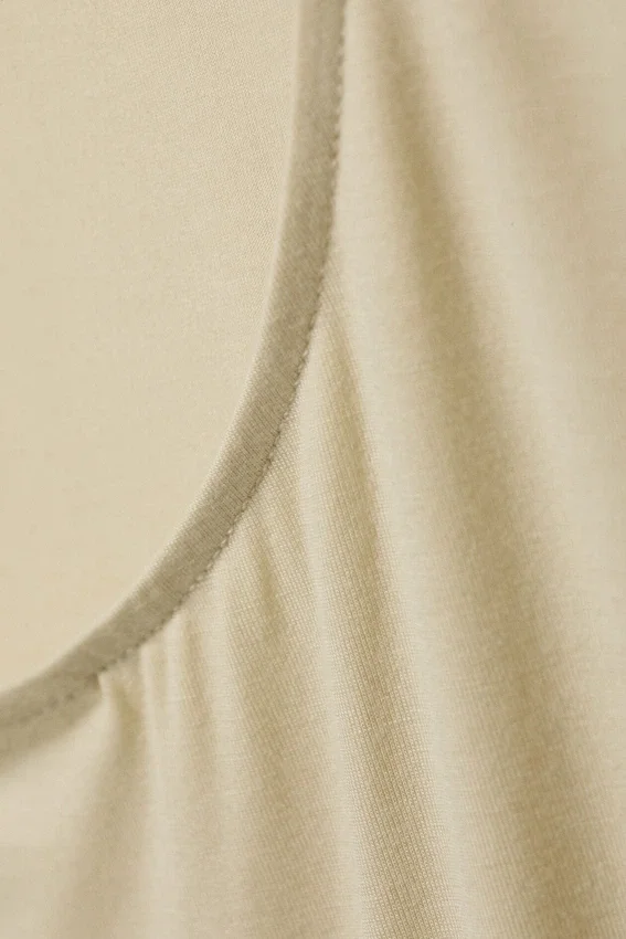 Top ajustado de manga larga con espalda abierta – Beige claro empolvado Top ajustado de manga larga con espalda abierta – Beige claro empolvado