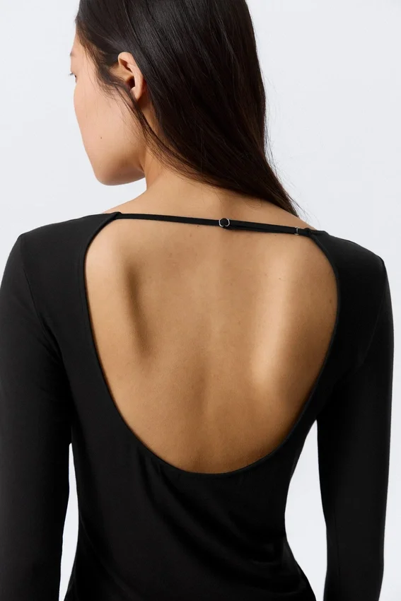 Top ajustado de manga larga con espalda abierta – Negro Top ajustado de manga larga con espalda abierta – Negro