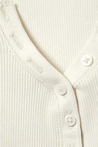 Top ajustado de manga larga y cuello en V – Blanco