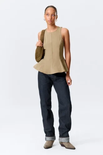 Top ajustado de nylon con peplum – Beige