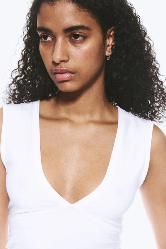 Top ajustado sin mangas con cuello en V – Blanco Top ajustado sin mangas con cuello en V – Blanco