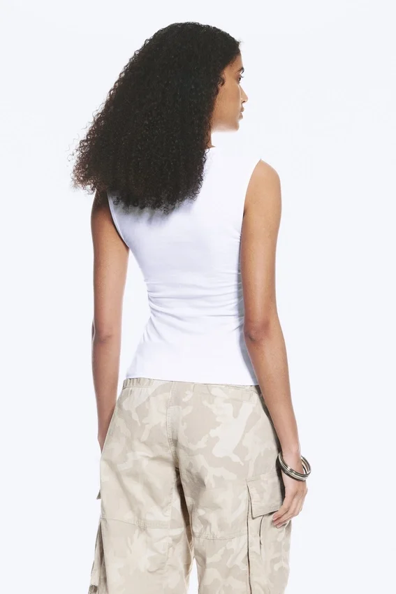 Top ajustado sin mangas con cuello en V – Blanco Top ajustado sin mangas con cuello en V – Blanco