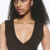 Top ajustado sin mangas con cuello en V – Marrón oscuro Top ajustado sin mangas con cuello en V – Marrón oscuro