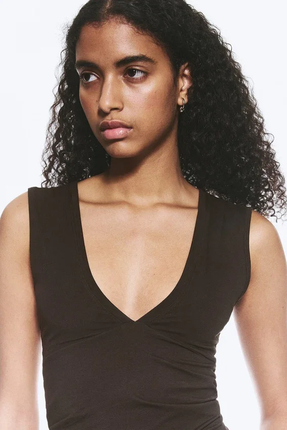 Top ajustado sin mangas con cuello en V – Marrón oscuro Top ajustado sin mangas con cuello en V – Marrón oscuro