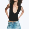 Top ajustado sin mangas con cuello en V – Negro Top ajustado sin mangas con cuello en V – Negro