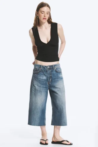 Top ajustado sin mangas con cuello en V – Negro