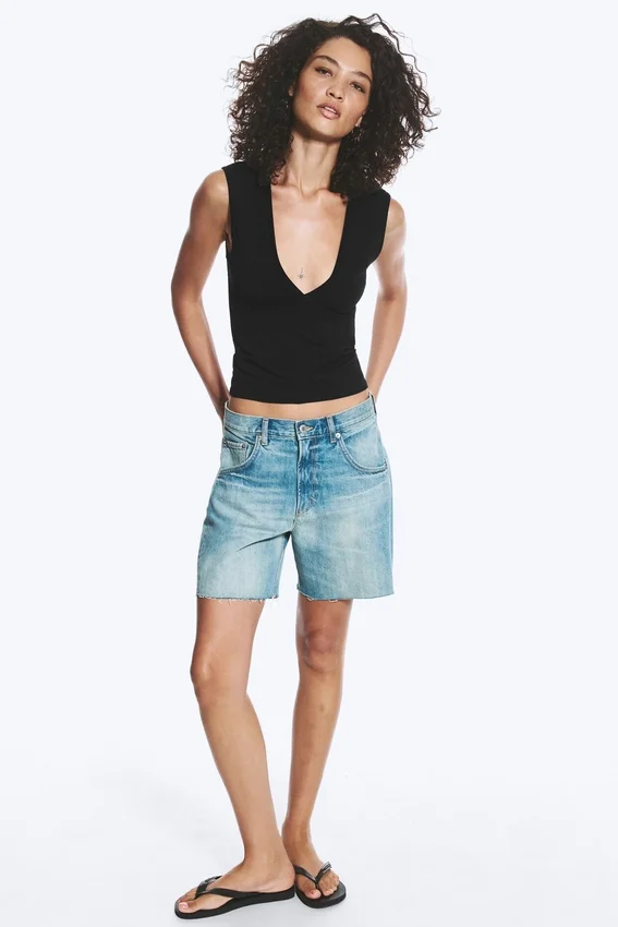 Top ajustado sin mangas con cuello en V – Negro Top ajustado sin mangas con cuello en V – Negro