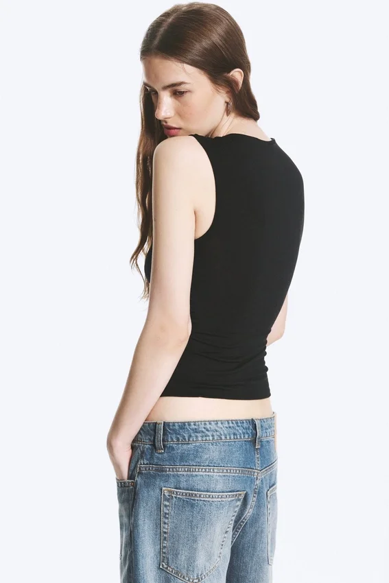 Top ajustado sin mangas con cuello en V – Negro Top ajustado sin mangas con cuello en V – Negro