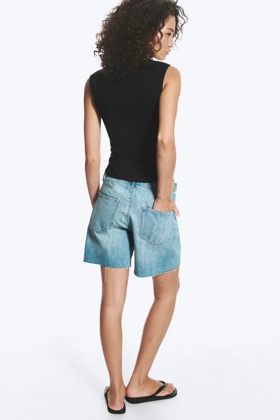 Top ajustado sin mangas con cuello en V – Negro Top ajustado sin mangas con cuello en V – Negro