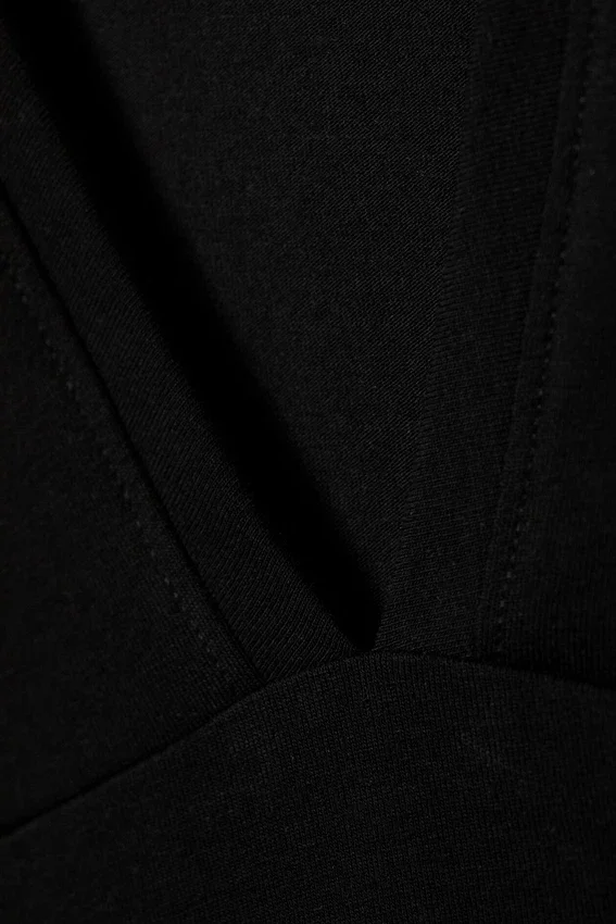 Top ajustado sin mangas con cuello en V – Negro Top ajustado sin mangas con cuello en V – Negro
