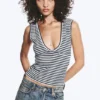 Top ajustado sin mangas con cuello en V – Rayas negras y blancas Top ajustado sin mangas con cuello en V – Rayas negras y blancas