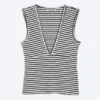 Top ajustado sin mangas con cuello en V – Rayas negras y blancas Top ajustado sin mangas con cuello en V – Rayas negras y blancas