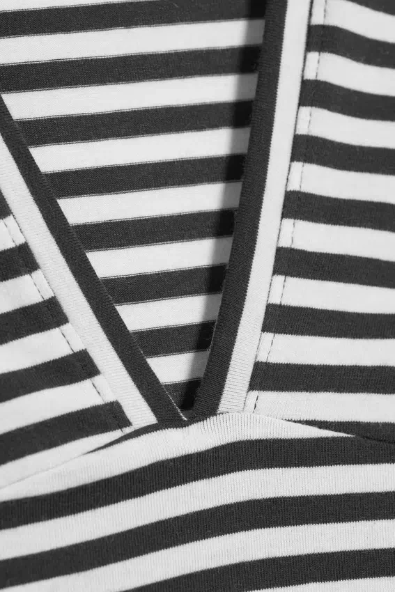 Top ajustado sin mangas con cuello en V – Rayas negras y blancas Top ajustado sin mangas con cuello en V – Rayas negras y blancas