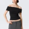 Top ajustado sin mangas y con hombros al aire – Negro Top ajustado sin mangas y con hombros al aire – Negro