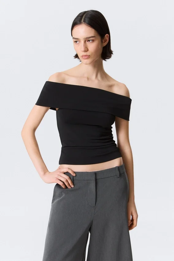 Top ajustado sin mangas y con hombros al aire – Negro Top ajustado sin mangas y con hombros al aire – Negro