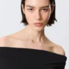 Top ajustado sin mangas y con hombros al aire – Negro Top ajustado sin mangas y con hombros al aire – Negro