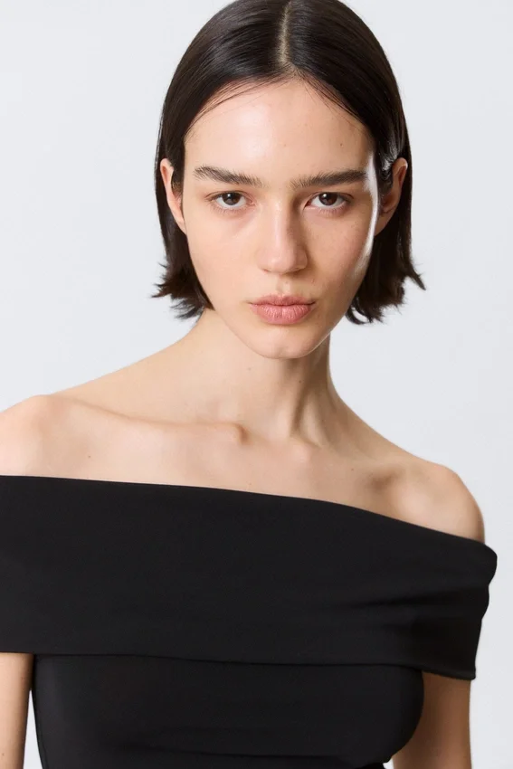 Top ajustado sin mangas y con hombros al aire – Negro Top ajustado sin mangas y con hombros al aire – Negro