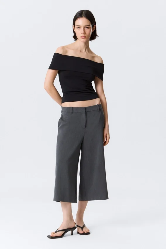 Top ajustado sin mangas y con hombros al aire – Negro Top ajustado sin mangas y con hombros al aire – Negro
