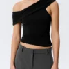Top ajustado sin mangas y con hombros al aire – Negro Top ajustado sin mangas y con hombros al aire – Negro