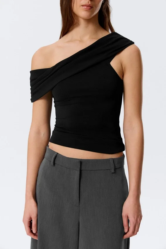 Top ajustado sin mangas y con hombros al aire – Negro Top ajustado sin mangas y con hombros al aire – Negro