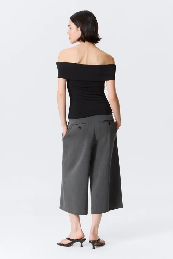 Top ajustado sin mangas y con hombros al aire – Negro Top ajustado sin mangas y con hombros al aire – Negro