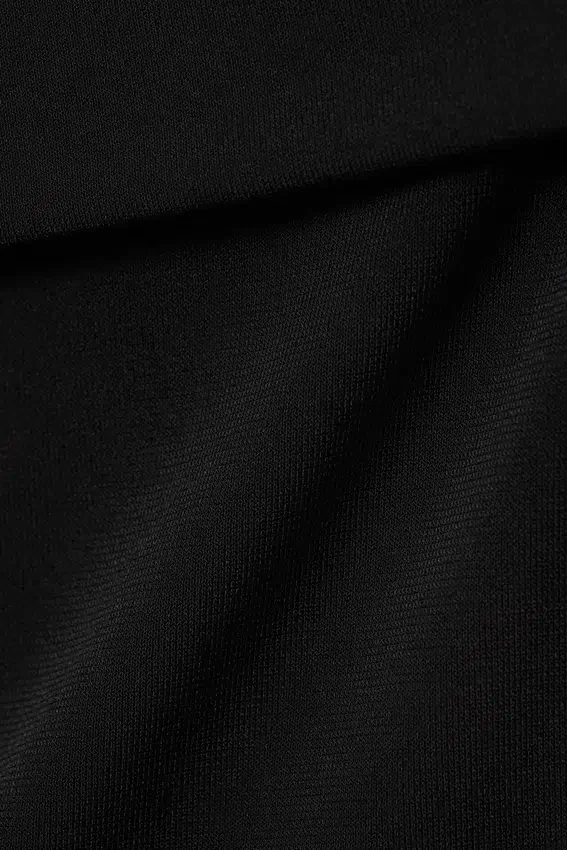 Top ajustado sin mangas y con hombros al aire – Negro Top ajustado sin mangas y con hombros al aire – Negro