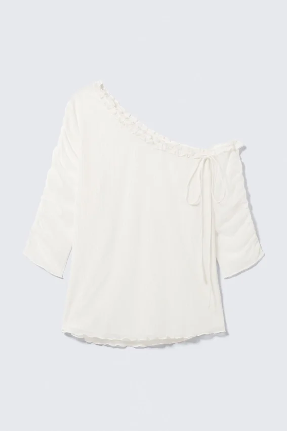 Top asimétrico con hombros descubiertos y mangas tres cuartos – Blanco Top asimétrico con hombros descubiertos y mangas tres cuartos – Blanco