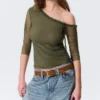Top asimétrico con hombros descubiertos y mangas tres cuartos – Verde caqui Top asimétrico con hombros descubiertos y mangas tres cuartos – Verde caqui