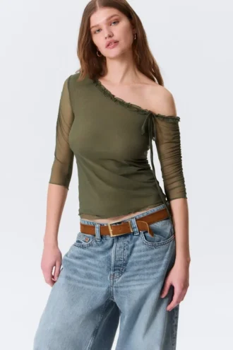 Top asimétrico con hombros descubiertos y mangas tres cuartos – Verde caqui