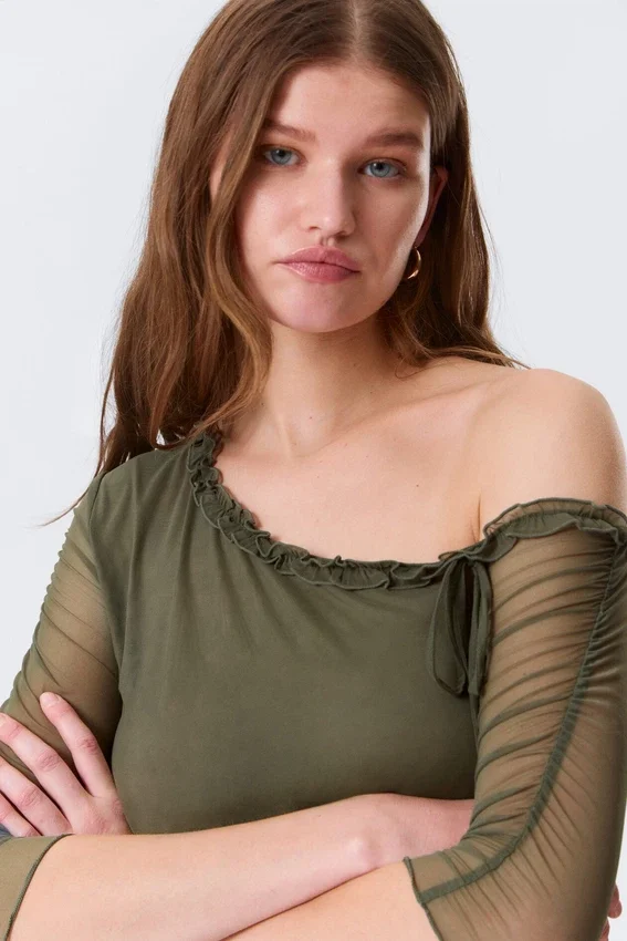 Top asimétrico con hombros descubiertos y mangas tres cuartos – Verde caqui Top asimétrico con hombros descubiertos y mangas tres cuartos – Verde caqui