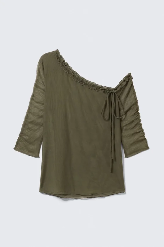 Top asimétrico con hombros descubiertos y mangas tres cuartos – Verde caqui Top asimétrico con hombros descubiertos y mangas tres cuartos – Verde caqui