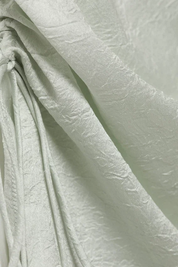 Top asimétrico con tirantes de satén – Verde menta Top asimétrico con tirantes de satén – Verde menta