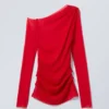 Top asimétrico de manga larga con drapeado transparente – Rojo Top asimétrico de manga larga con drapeado transparente – Rojo