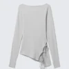 Top asimétrico de manga larga con espalda cruzada – Gris claro Top asimétrico de manga larga con espalda cruzada – Gris claro