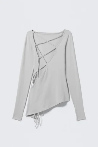 Top asimétrico de manga larga con espalda cruzada – Gris claro