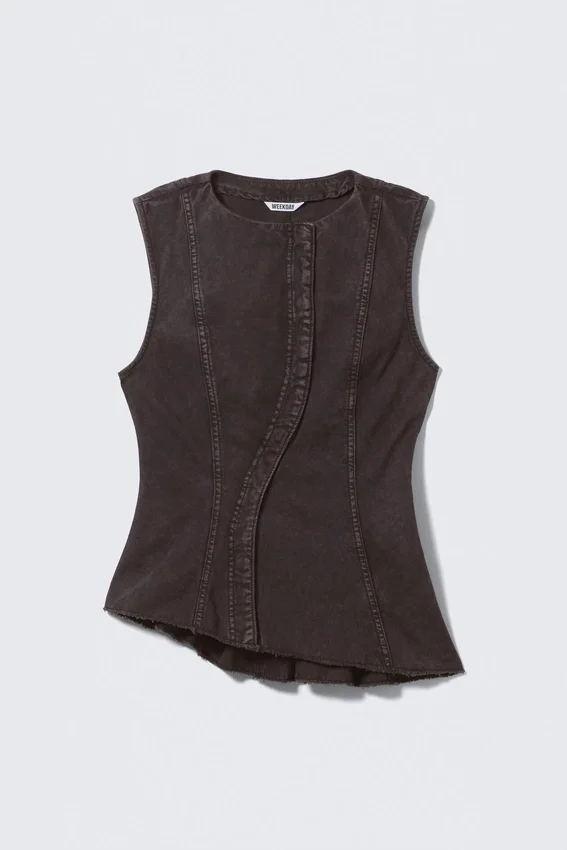 Top asimétrico sin mangas con volantes – Negro lavado Top asimétrico sin mangas con volantes – Negro lavado