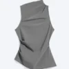 Top asimétrico sin mangas de sarga – Rayas diplomáticas en gris empolvado Top asimétrico sin mangas de sarga – Rayas diplomáticas en gris empolvado