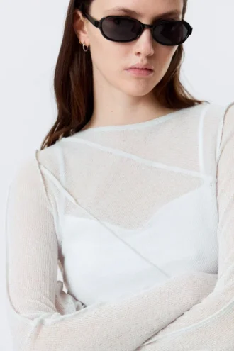 Top asimétrico transparente con cuello barco – Beige claro