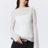 Top asimétrico transparente con cuello barco – Beige claro Top asimétrico transparente con cuello barco – Beige claro