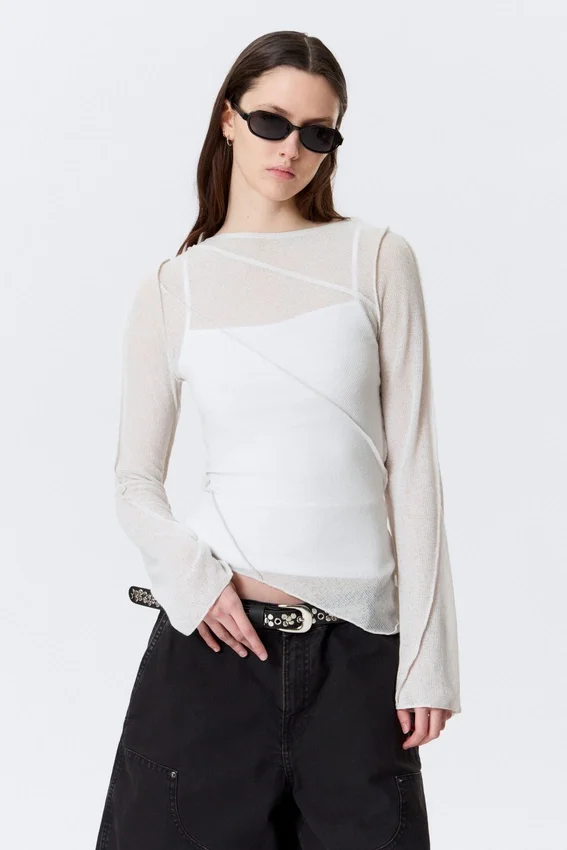 Top asimétrico transparente con cuello barco – Beige claro Top asimétrico transparente con cuello barco – Beige claro