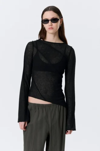 Top asimétrico transparente con cuello barco – Negro