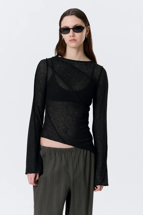 Top asimétrico transparente con cuello barco – Negro Top asimétrico transparente con cuello barco – Negro